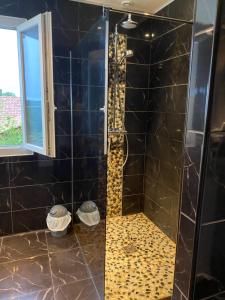 villa avec piscine entre mer et montagne