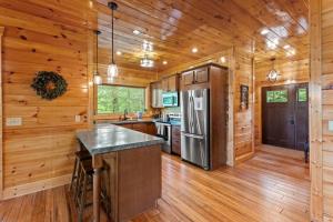 Hot Tub & WiFi - Sky Pointe - LUX cabin in RRG KY
