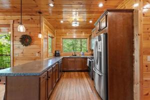 Hot Tub & WiFi - Sky Pointe - LUX cabin in RRG KY