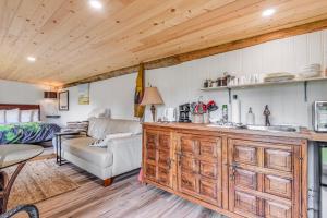 The Wood Shed with hot tub
