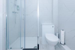 Modern 2BR Flat with Parking, Fully Equipped, Sleeps 4