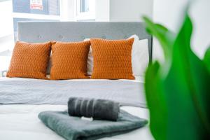 Modern 2BR Flat with Parking, Fully Equipped, Sleeps 4