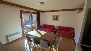 Appartement 4 pièces pour 6-8 personnes, 3 chambres, 2 canapés-lit double dans le salon, au pied des pistes et piscine lété, wifi fibre