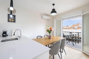 Renovated flat Terrace 2 bedrooms 2 bathrooms