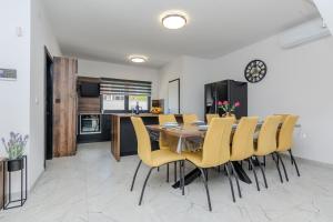 Villa Dalmatia, new modern villa with swimming pool near Zadar