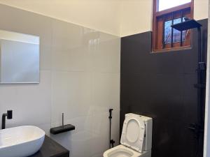 Brand-New Modern 2-Bedroom Haven in Weligama