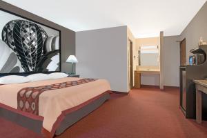 King Room - Mobility Access/Non-Smoking room in Super 8 by Wyndham Taos