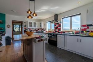 Burnside Cottage & Caravan Woodend