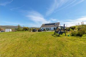 Burnside Cottage & Caravan Woodend