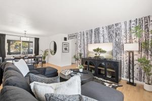 Moody Modern Getaway Walk to CSU and City Park