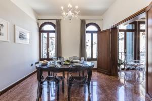 Ca del Monastero 1 Collection Apt for 4 Guests with Balcony and Lift