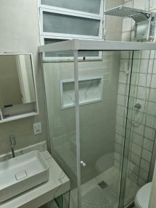 Apt reformado Copacabana lateral praia 815