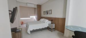 Apt reformado Copacabana lateral praia 815