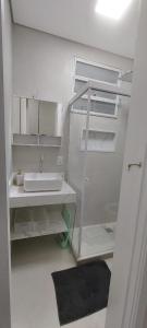 Apt reformado Copacabana lateral praia 815