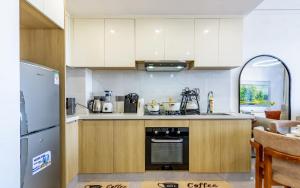 Luxury Living with heated Pool,Gym, Balcony and city view