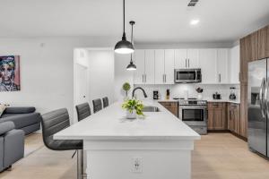 Peaceful 2BR by the Bay Pool and Coastal Vibes