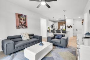 Peaceful 2BR by the Bay Pool and Coastal Vibes