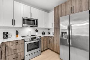 Peaceful 2BR by the Bay Pool and Coastal Vibes