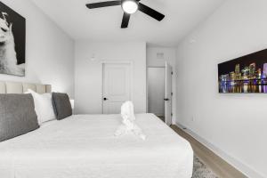 Peaceful 2BR by the Bay Pool and Coastal Vibes