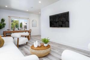 Sunset Views from Private Rooftop in Luxe Townhome