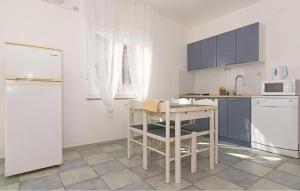 Beautiful Apartment In Pirovac With Wifi