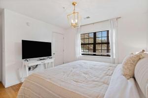 Walk-In Unit Pools Near 76 Strip Golf Course