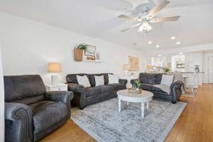 Walk-In Unit Pools Near 76 Strip Golf Course