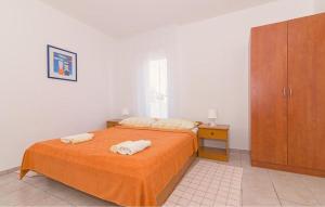 Awesome Apartment In Pirovac With Lake View