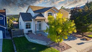 Mountain Retreat with Hot Tub & Views
