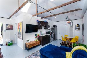 Comfy Bay Park Cottage close to Everything!