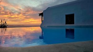ELLI TROPiCAL LUXURY SUITES SUNSET-INFINITY POOL- SEA SIDE-NEAR CENTER PARKING
