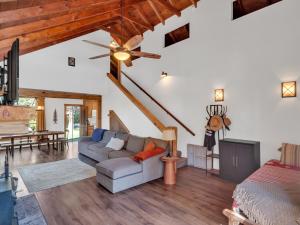 Tahoe Classic Cabin Near the Beach