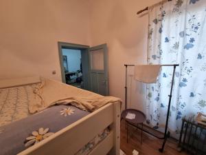 Bedroom with the common use of common areas for 1 to 2 guests at a time maximum I sleep in the walk through living room so only females w a kid or two