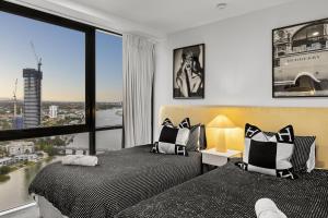 Vogue Circle on Cavill with Stunning Ocean Views - Social media ready!