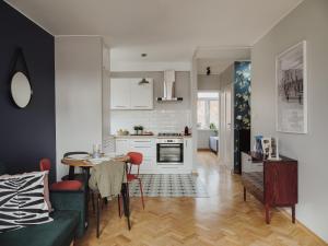 Behind the Scenes Old Town Apartment