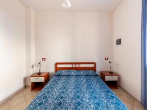 A 150 meter long mare, 2 fish img12