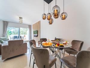 Apartment in Elviria with terrace, Marbella