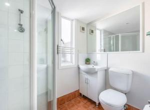 Cosy 2BR Paddington Home with Parking