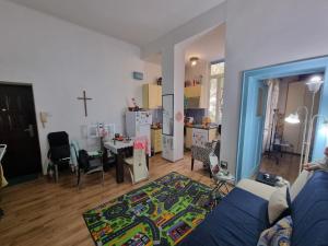 Spavaca soba s zajednickim kupatilom Ja spavam u prolaznoj dnevnoj sobi