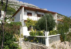 Apartments by the sea Pisak, Omis - 1004