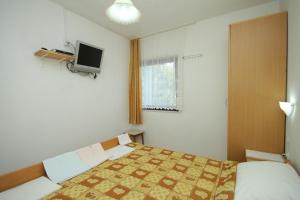 Apartments by the sea Cove Zarace - Gdinj, Hvar - 4597