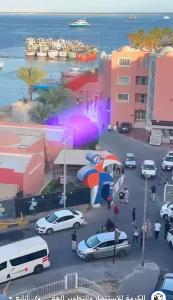 شقة فندقية امام المارينا 3 غرف 5 سراير