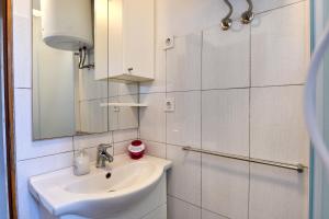 Apartments by the sea Cove Zarace - Gdinj, Hvar - 4597