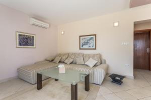 Seaside apartments with a swimming pool Medici, Omis - 7461