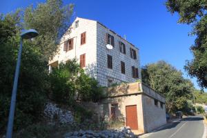 Apartments with parking space Lastovo - 8322
