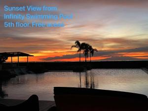 Luxurious Modern 2 Bedrooms Perfect Seaviews, Near Okada, Solaire, Airports, MOA with Free Parking