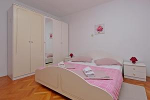 Apartments with parking space Lopar, Rab - 21808