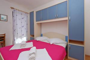 Apartments with parking space Lopar, Rab - 21808