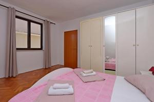 Apartments with parking space Lopar, Rab - 21808