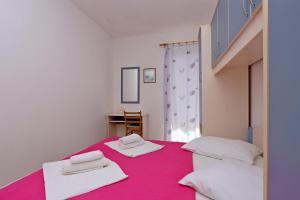 Apartments with parking space Lopar, Rab - 21808